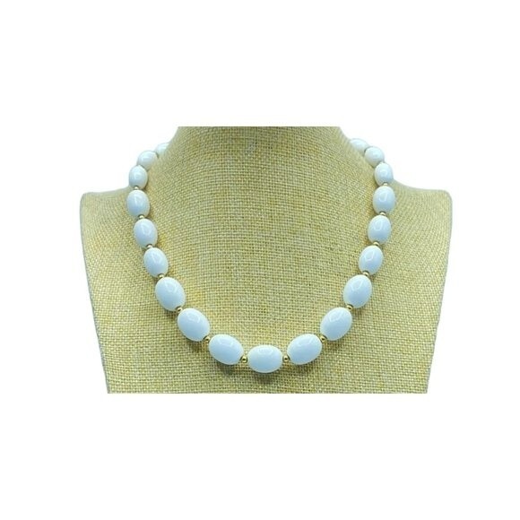 Vintage Signed Monet 80s White Chunky Bead Necklace Clip On Earrings - Picture 2 of 6